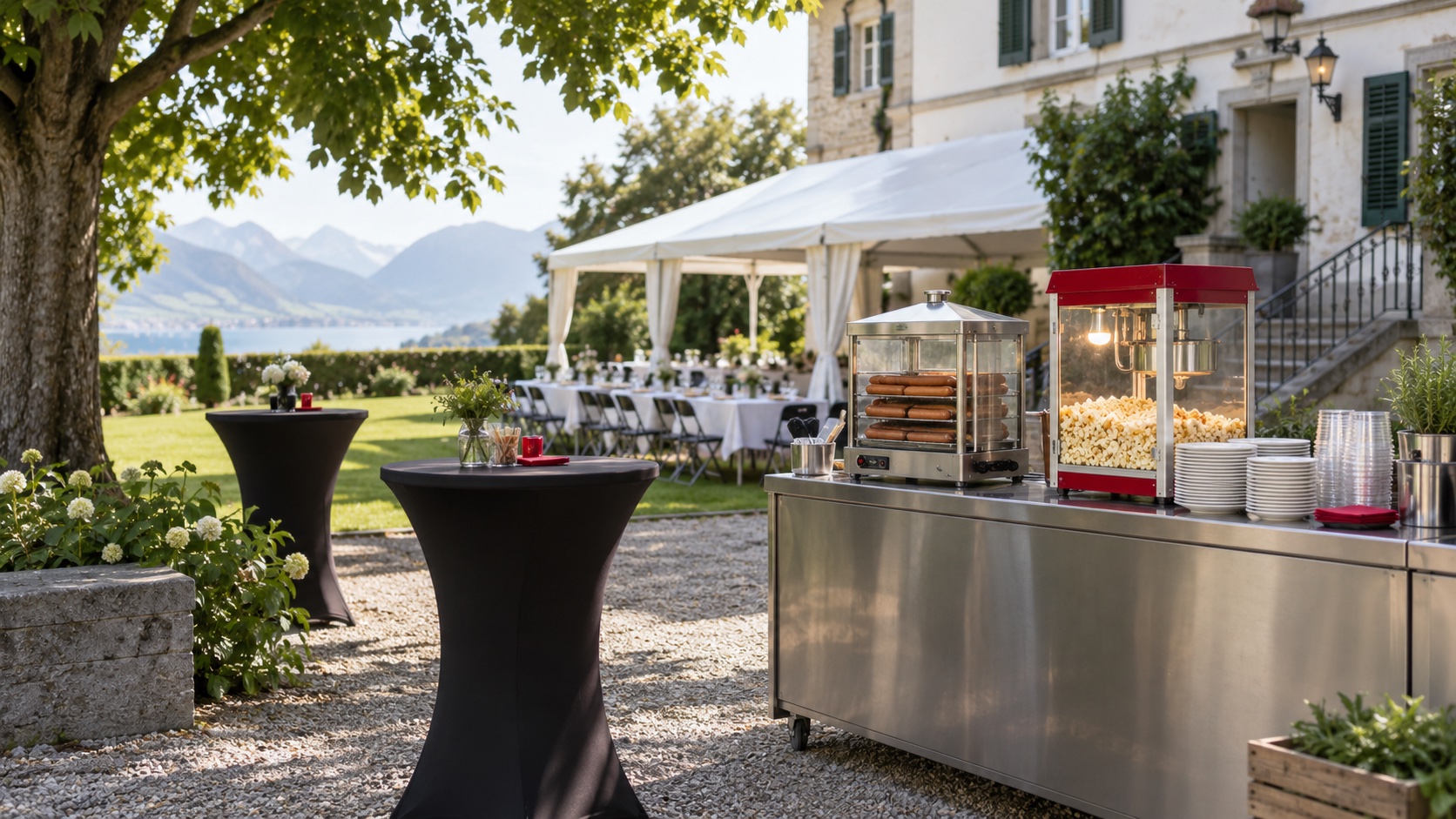 Illustration d’un espace de réception avec tables hautes, tente, machines à hot dogs et popcorn et vaisselle réutilisable
