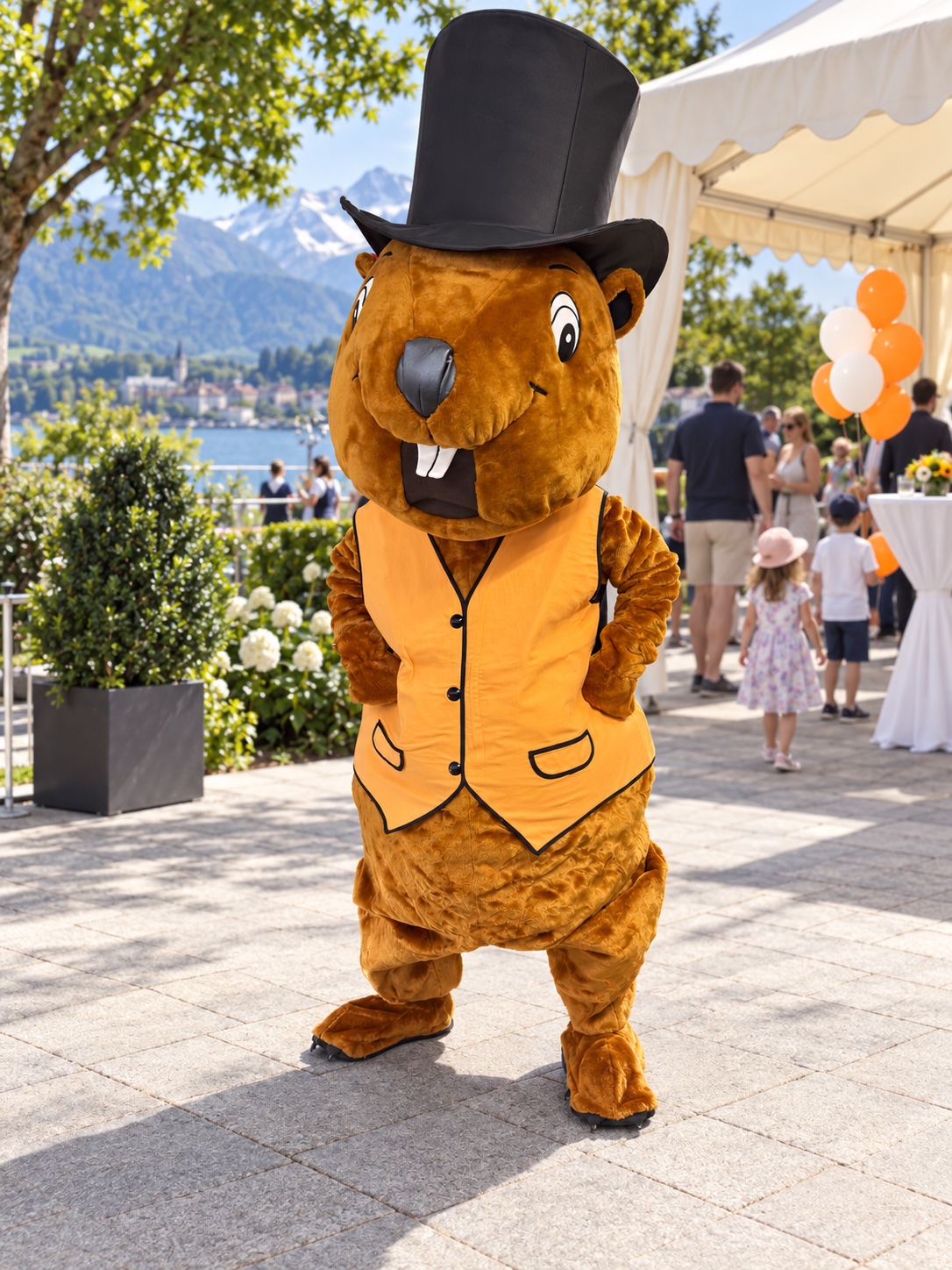 Mascotte en costume et haut-de-forme dans un décor d’événement familial