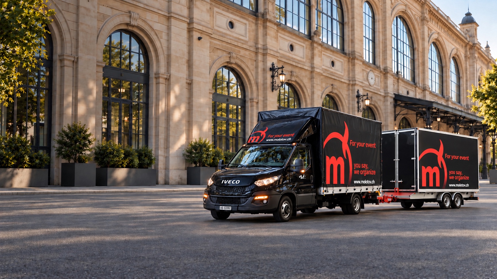 Visuel retravaillé du camion Molotov et de sa remorque devant une façade aux grandes fenêtres