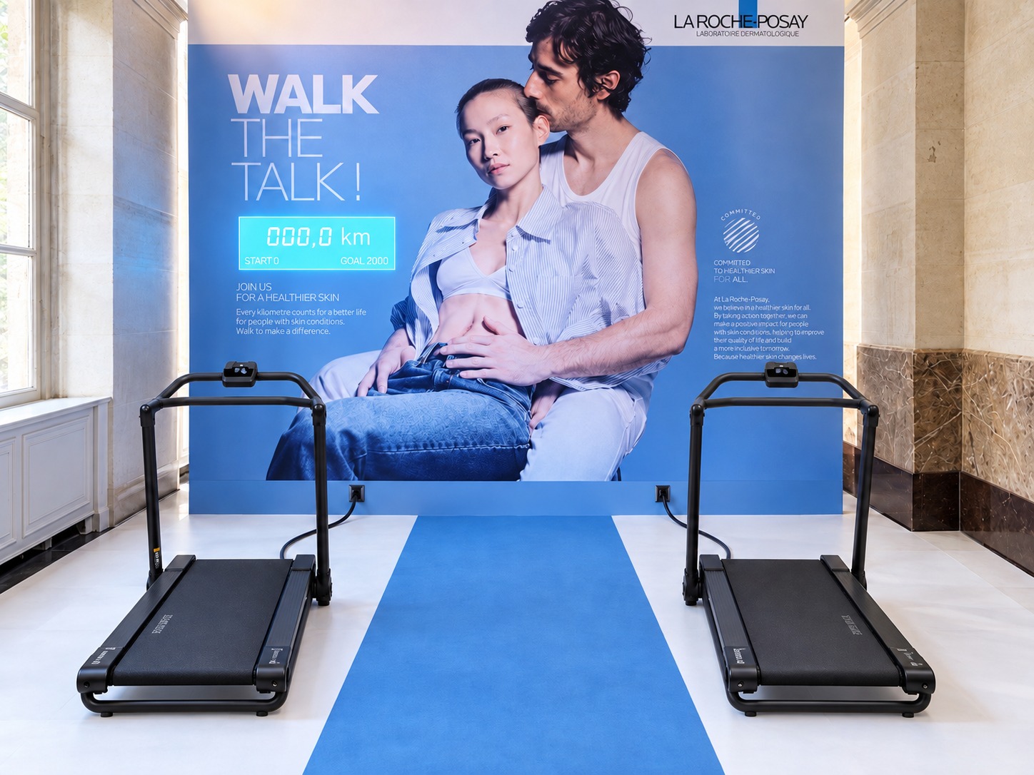 Deux tapis de course à console devant le décor imprimé bleu Walk the Talk et son compteur digital