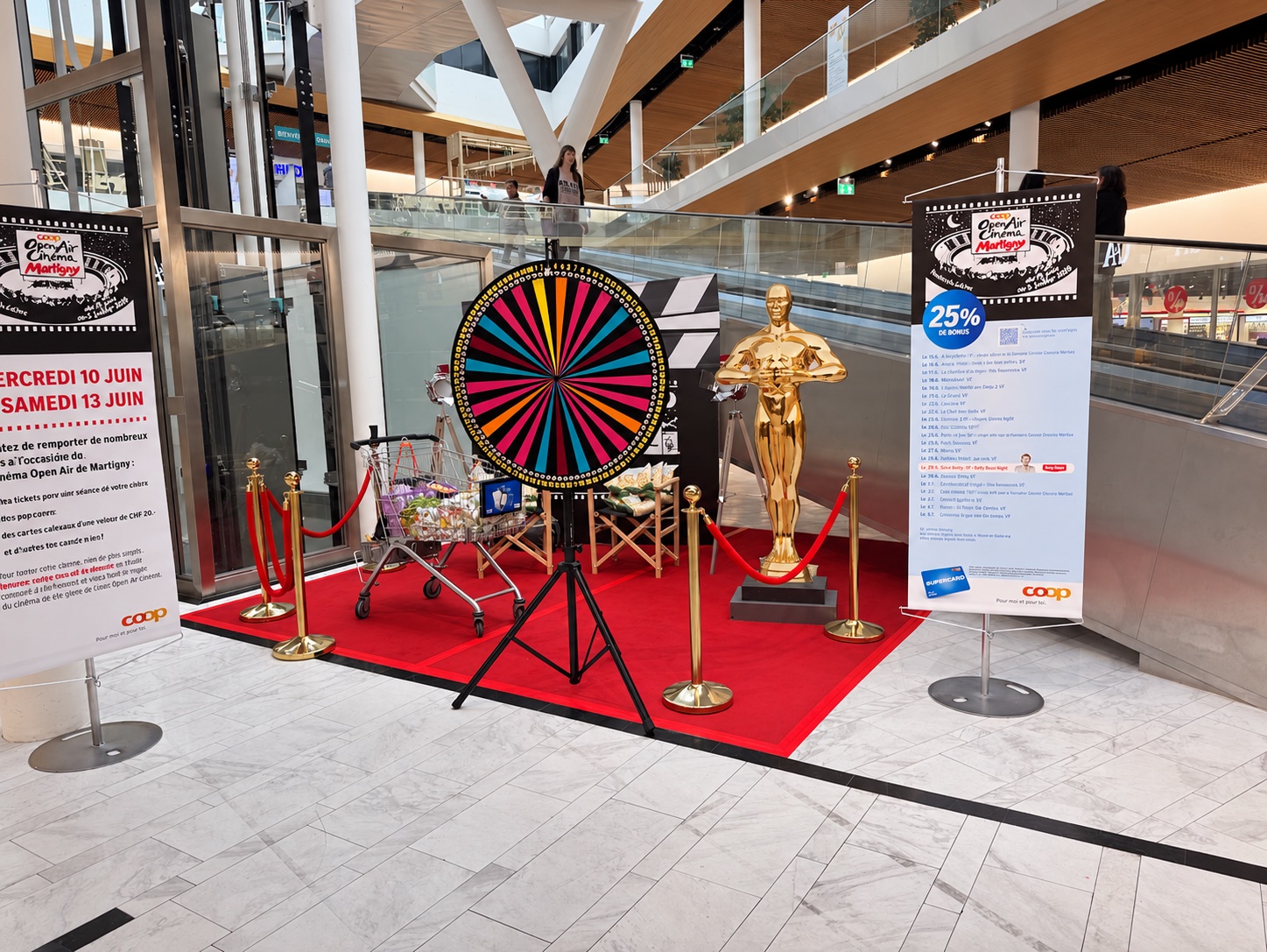 Roue de la chance installée dans un décor de cinéma sur tapis rouge