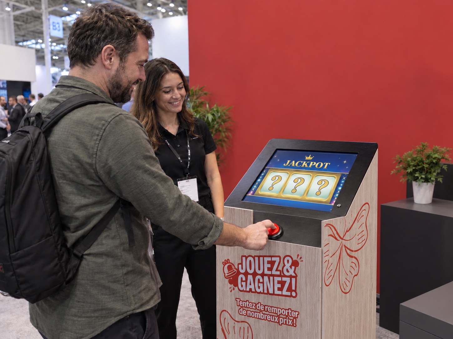 Visiteur utilisant une slot machine promotionnelle sur un stand