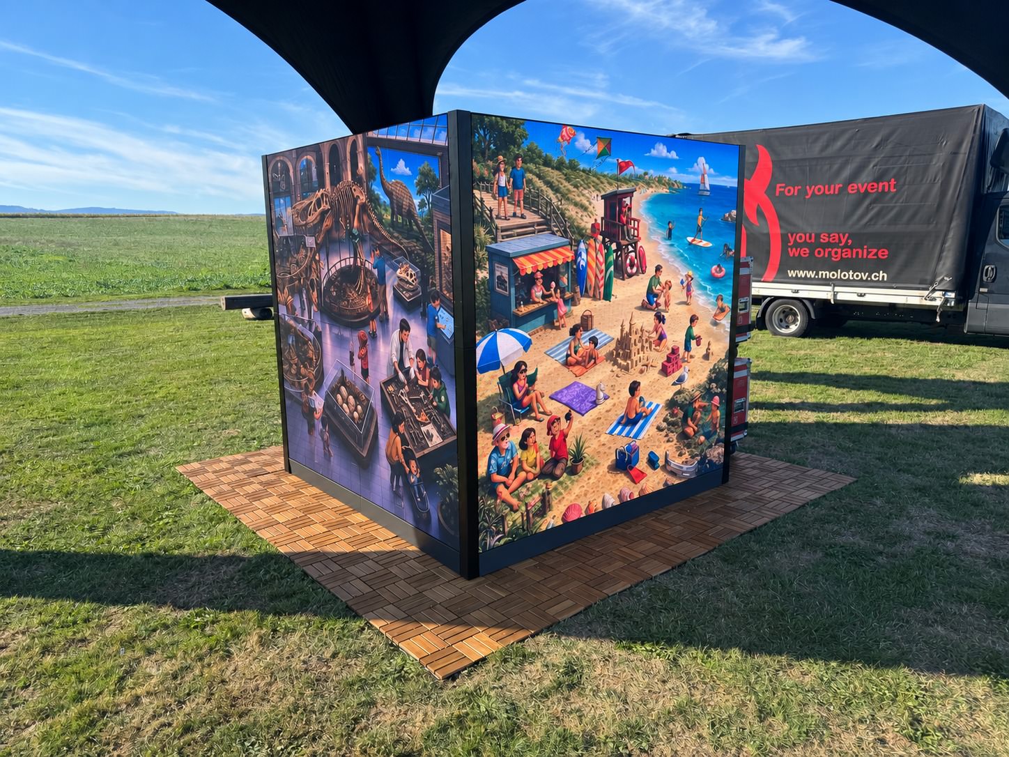 Les univers du musée des dinosaures et de la plage sur deux faces du cube LED