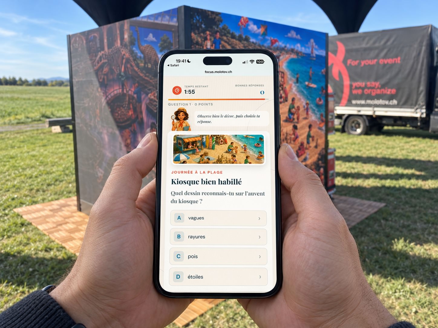 Un téléphone affiche une question Focus sur la plage, devant le cube LED