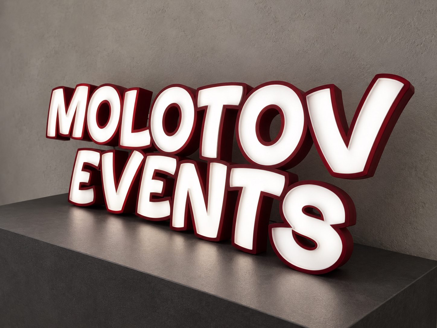 Enseigne Molotov Events aux lettres blanches lumineuses et contours rouges