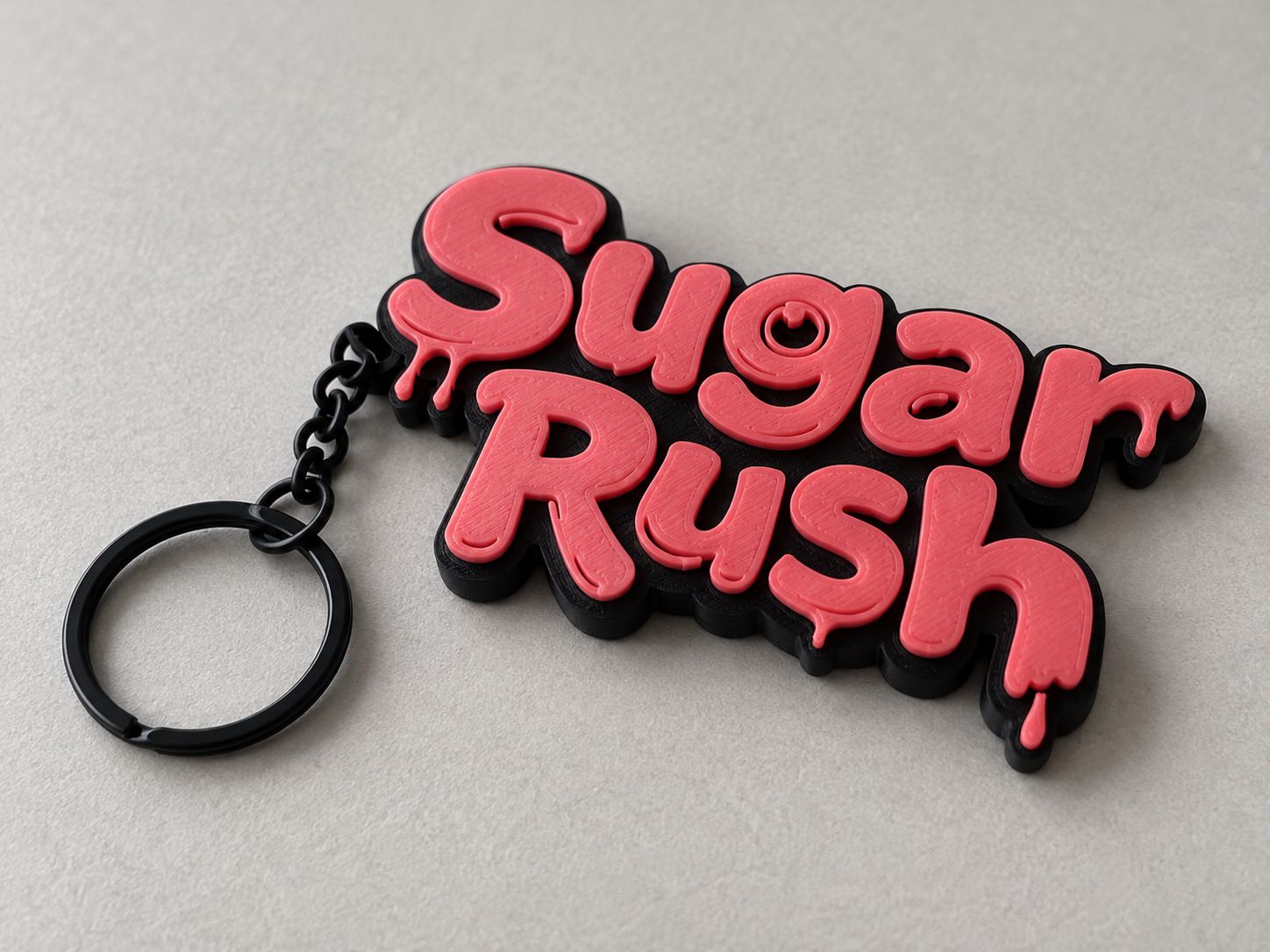 Porte-clés Sugar Rush avec lettres roses en relief sur un fond noir