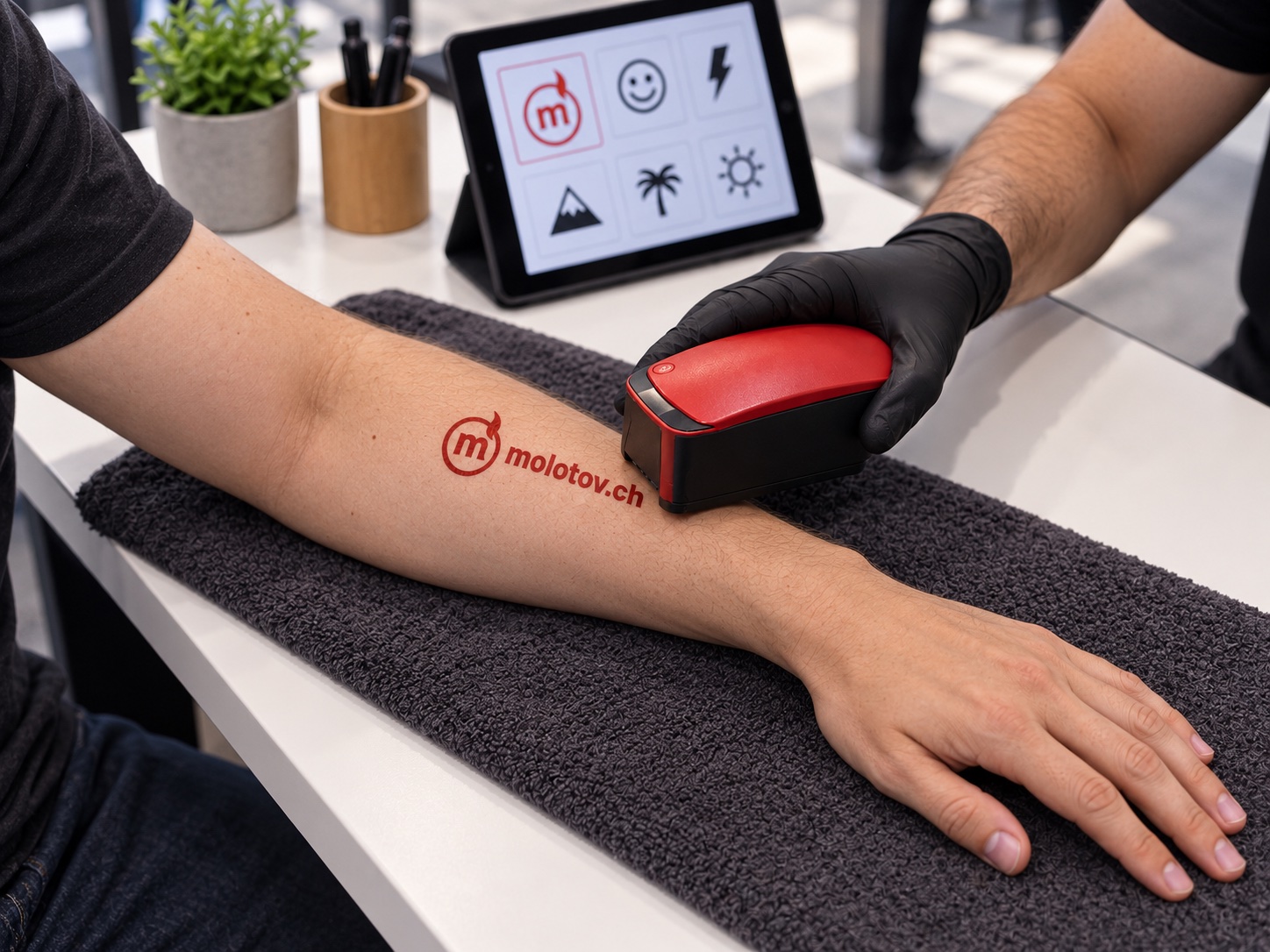 Imprimante portable appliquant un tatouage éphémère personnalisé Molotov sur un avant-bras
