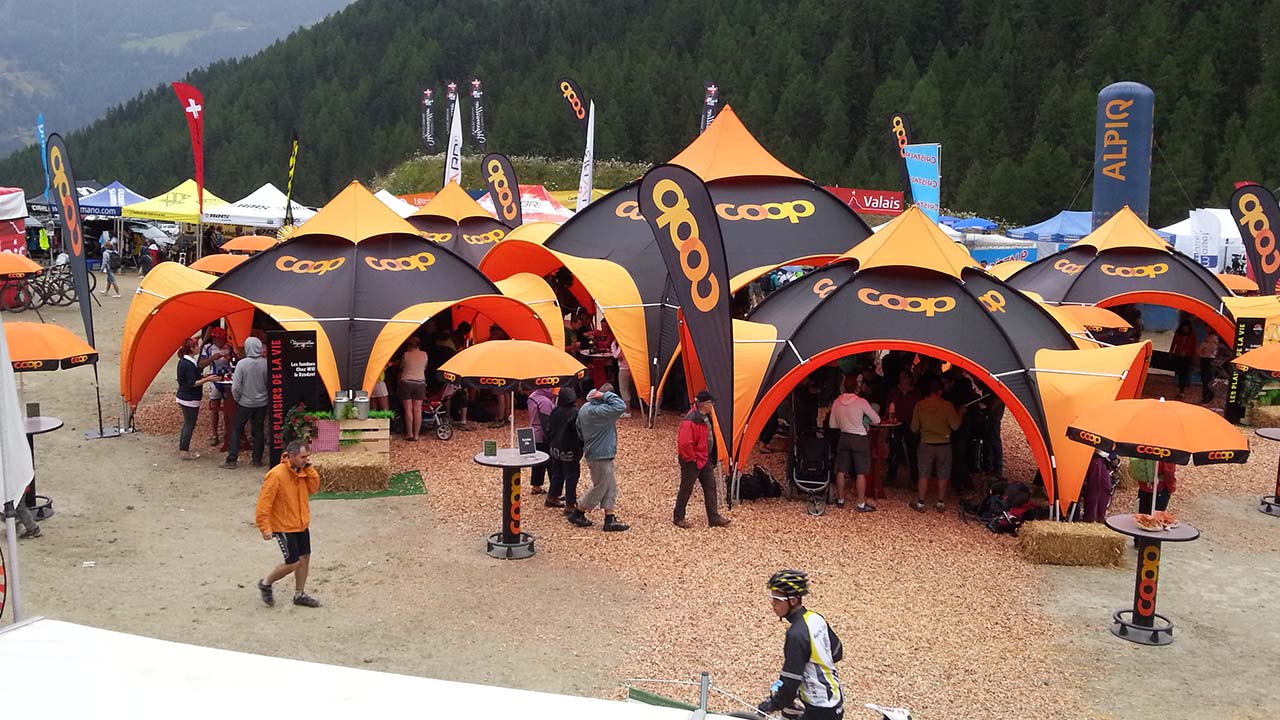 montage de tentes publicitaires pour le Grand Raid en Valais